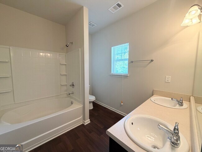 Building Photo - 591 Oakside Pl