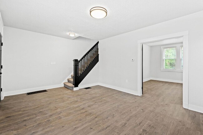Building Photo - SCORE 1ST MONTH'S RENT FREE IF SIGNED BY AUGUST 7! Spectacular 3 bedroom home in Carrick availabl...