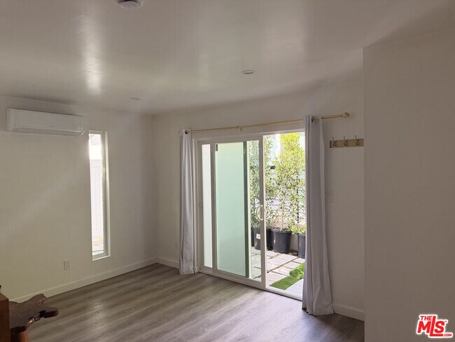 Building Photo - 1162 N Poinsettia Pl