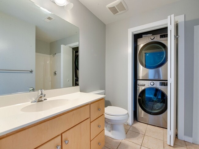 Building Photo - This move in ready condo has it all in Cha...