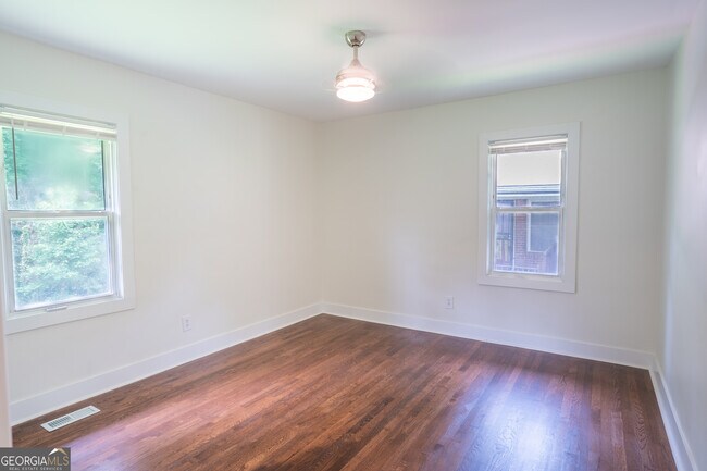 Building Photo - 2107 Garden Cir