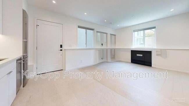 Building Photo - 466 Country Club Dr