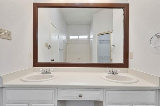Building Photo - 2103 Castle View Dr
