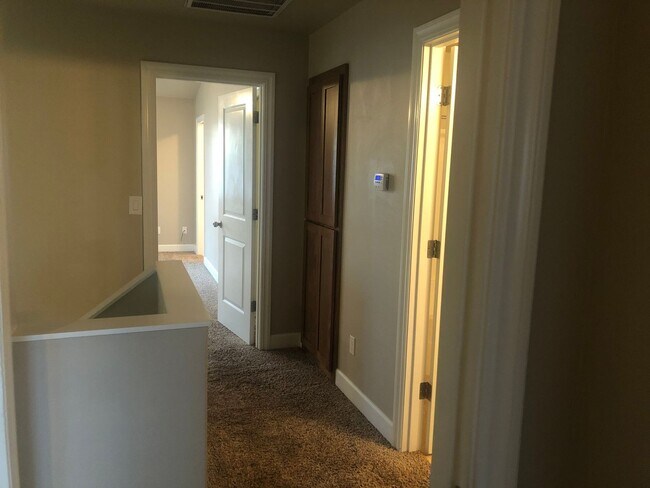 Building Photo - Newer 3 bedrooms 2.5 bathroom townhouse! MOVE IN SPECIAL!