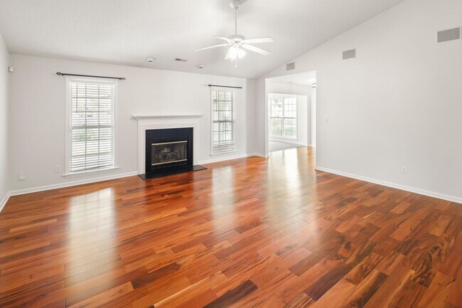 Building Photo - Home in Livingston Farms!