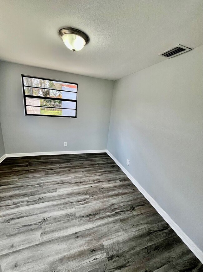 Building Photo - Spacious 6BR/1BA Winter Haven Home! No Application fee!