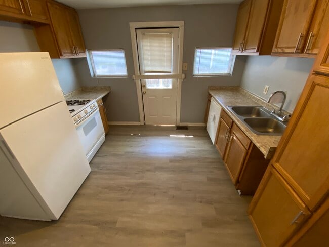 Building Photo - 2842 N Chester Ave