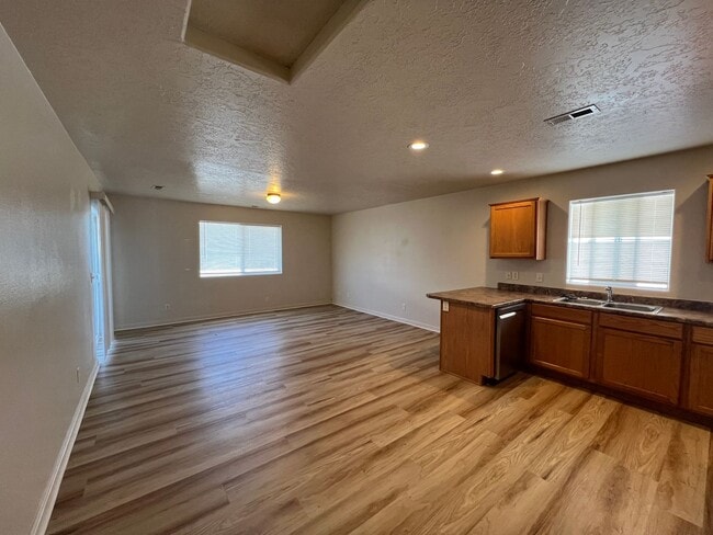 Building Photo - 3 bedroom, 2 bath in Cedar Willows