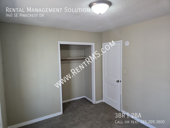 Building Photo - 940 SE Pinecrest Dr