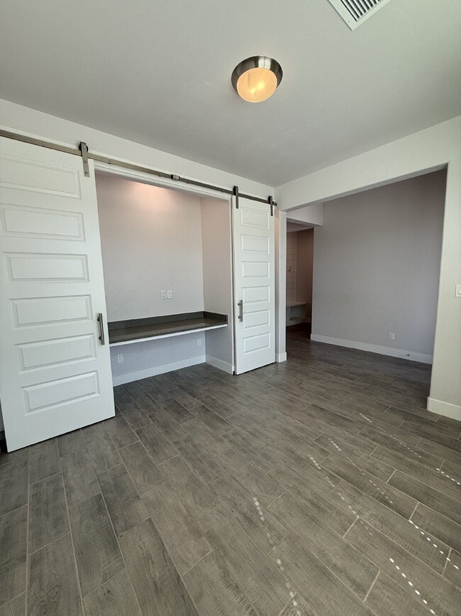 Building Photo - Modern retreat with room to grow. Everything you need in the heart of the Westside. Ready to move...