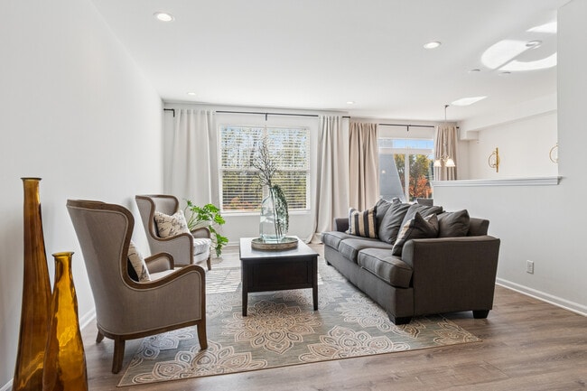 Building Photo - 34W685 Roosevelt Ave