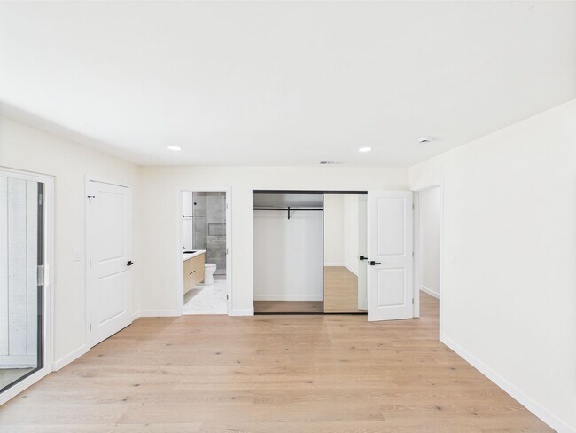 Building Photo - Modern Luxury 3x2 home in the Heart of Vista