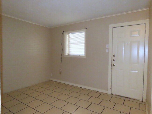 Building Photo - Cozy Two Bedroom One Bathroom Apartment, Texas College Area!
