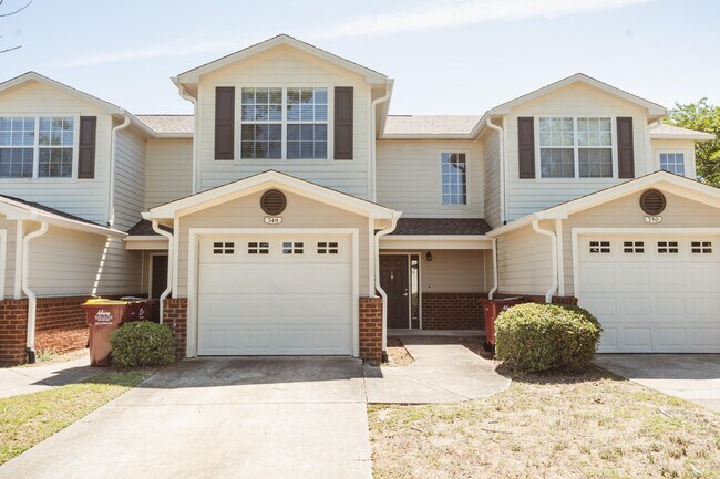 Building Photo - 748 Majestic Dr
