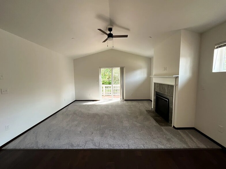 Building Photo - 703 Kodiak Ln