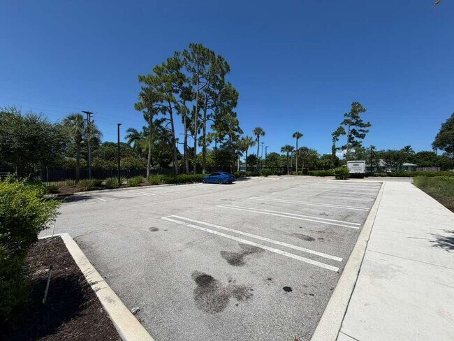 Building Photo - 4260 Lakewood Rd