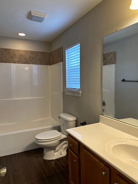 Building Photo - 1313 Saint Andrews Ln