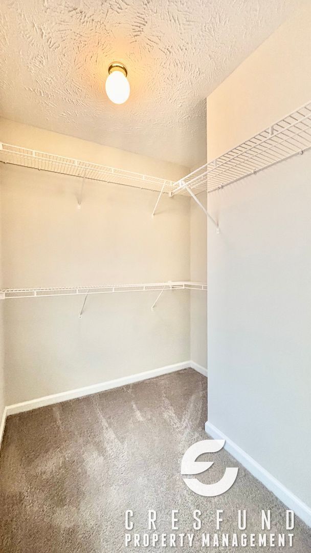 Building Photo - Comfort, Style, and Space - 15 MIN FROM FT...