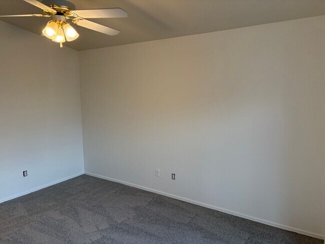 Building Photo - 55+ 2 Bed 2 bath home!