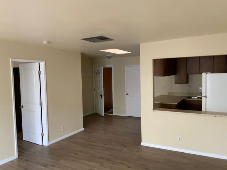 Building Photo - 560 Greenbrier Dr