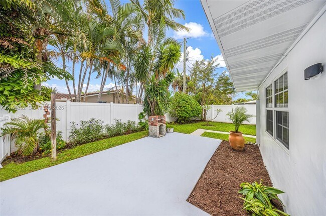 Building Photo - 1320 NE 27th Ave