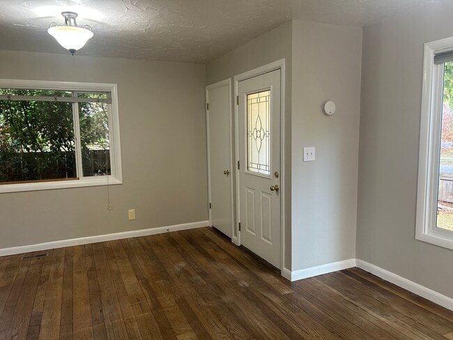 Building Photo - Charming 2 bedroom/1 bath Walking distance...