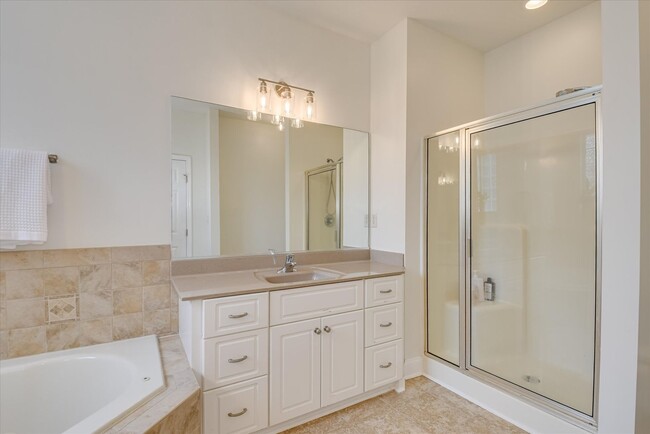 Building Photo - 5 Bed/3 Bath home with Primary Bedroom & a...