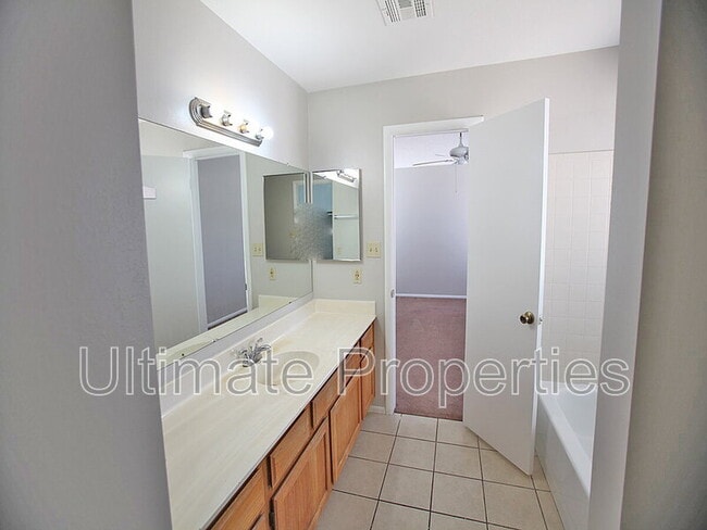 Building Photo - 1803 W Barrow Dr