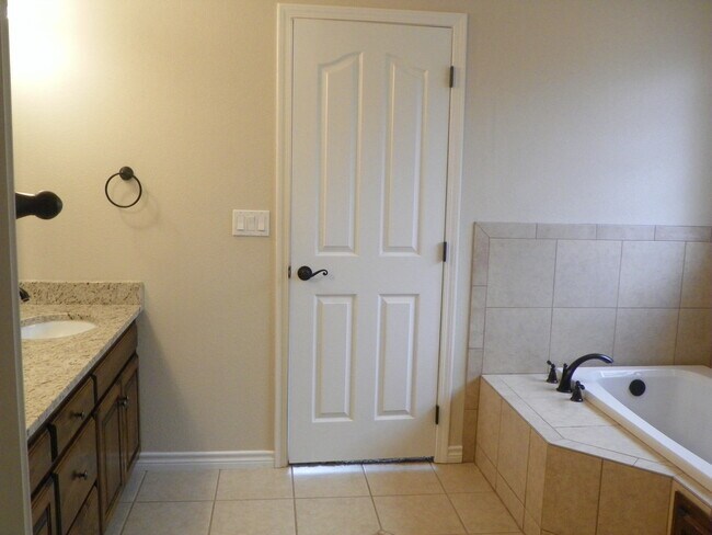 Building Photo - SPECTACULAR NEWER HOME, FIREPLACE, FORMAL ...