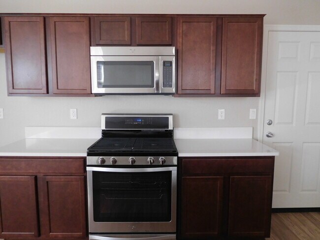 Building Photo - Naturally Well-Lit 4 bed/3 bath Single-Fam...