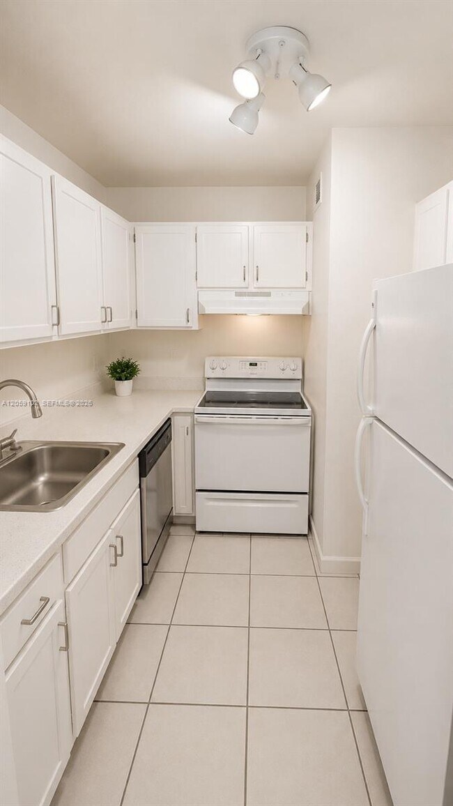 Building Photo - 13710 SW 90th Ave