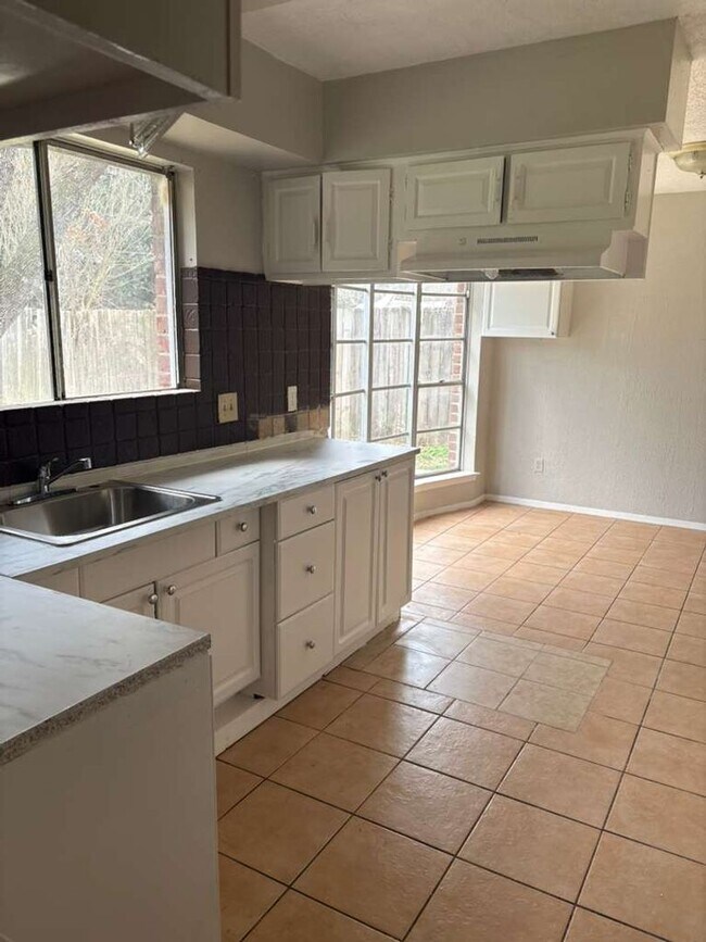 Building Photo - 6019 Victory Dr