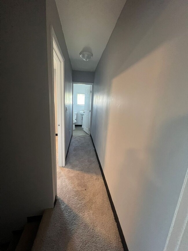 Building Photo - Recently Renovated 2 Bed 1 Bath Ready To M...