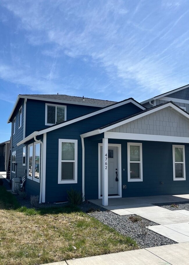 Building Photo - Newer Central Point 3 Bedroom / 2.5 Bath with views of the Table Rock