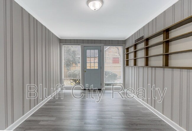 Building Photo - 716 Loeb St