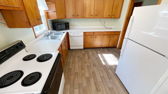 Building Photo - 3 BR House on a Lake 1.5 Baths