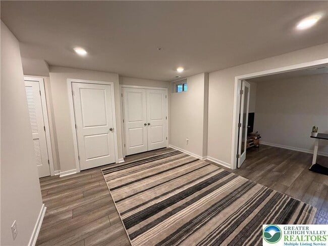 Building Photo - 7505 Clayton Ave