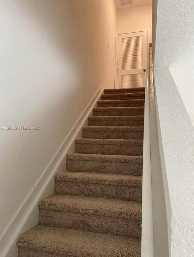 Building Photo - 556 NE 5th St