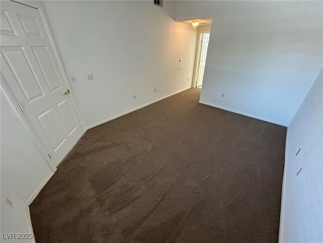 Building Photo - 3400 Cabana Dr