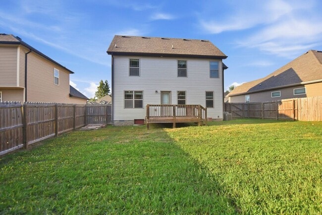 Building Photo - Three Bedroom in Magnolia Place!
