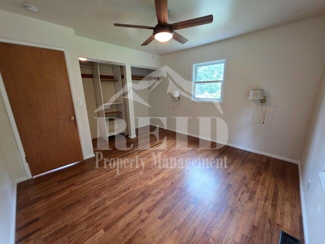 Building Photo - Central Kitsap Home with Large Fenced Yard Close to Shopping, Base, & Kitsap Lake