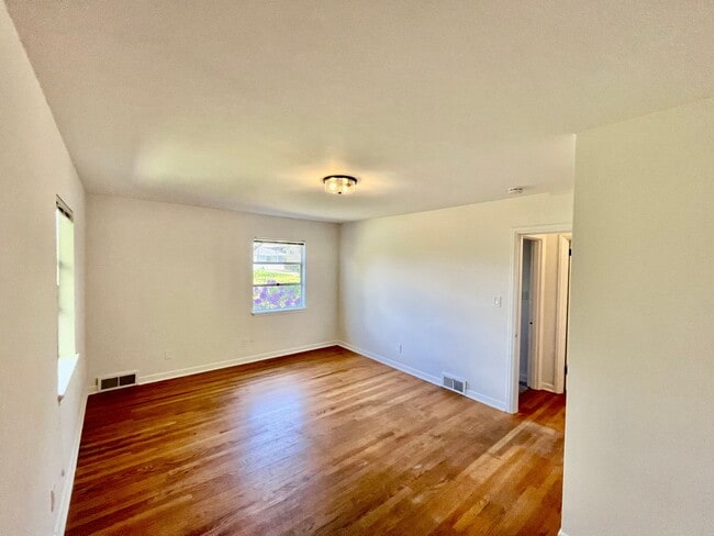 Building Photo - Newly Renovated Seattle 3bed 2bath Home
