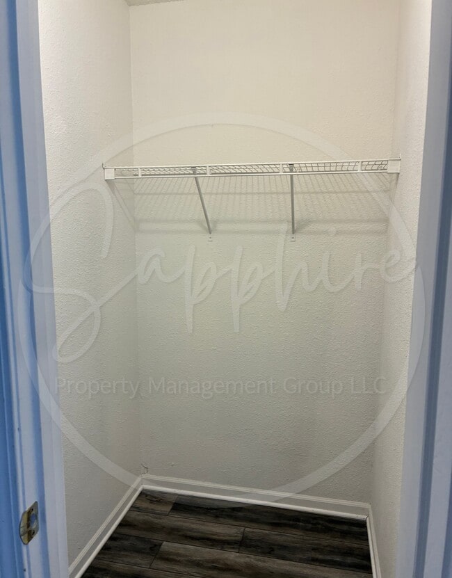 Building Photo - 5623 N Northwood Terrace