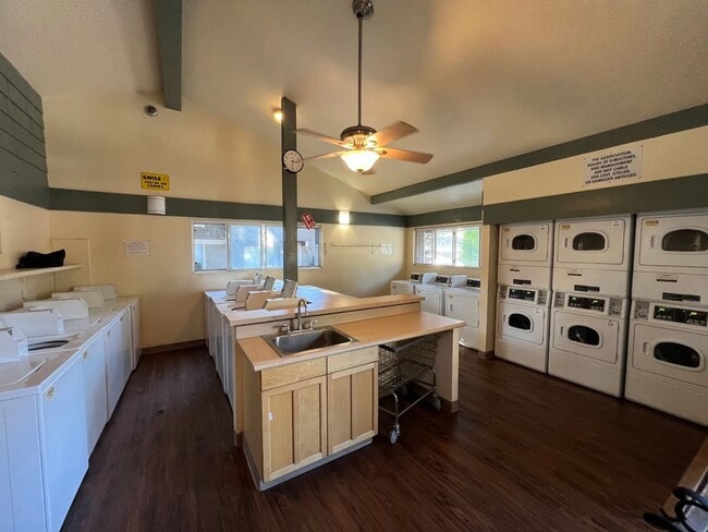 Building Photo - Irvine 2 bedroom with Upgrades