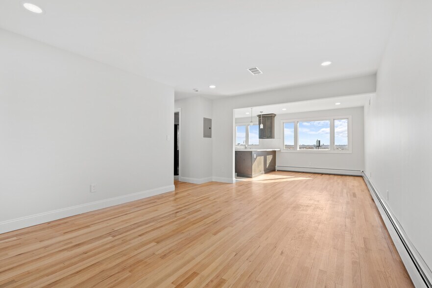 Building Photo - 743 7th St