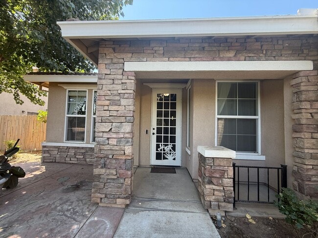 Building Photo - Single-story 3 bedroom, 2 bathroom, plus o...