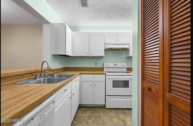 Building Photo - 85 Debarry Ave