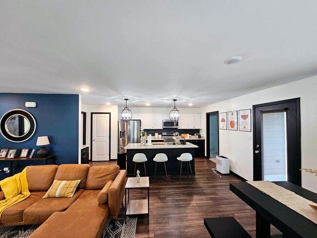 Building Photo - Charming Home!