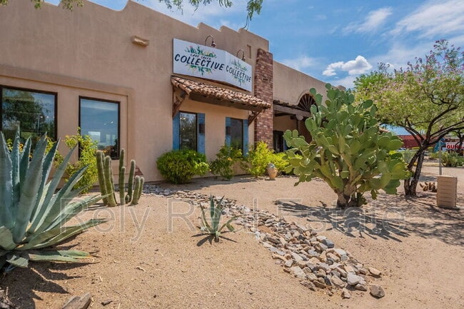 Building Photo - 6050 E Hidden Valley Dr