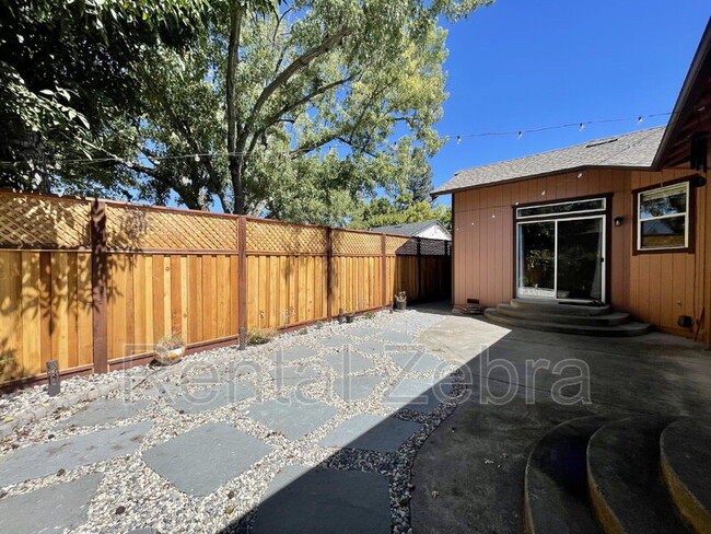Building Photo - 233 Craftman Ct